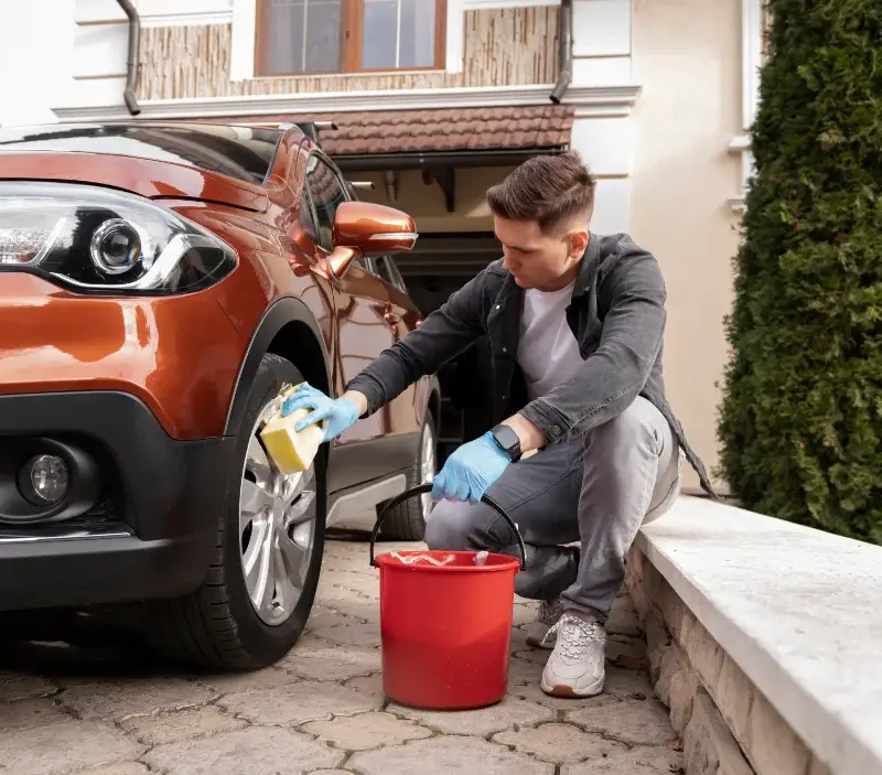 Lavage auto à domicile Saint-Simon-de-Bordes : professionnel intervenant sur un véhicule